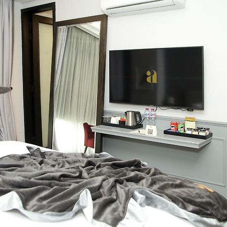 Ambiance Boutique Art Hotel Lahore Quarto foto A television in a hotel room