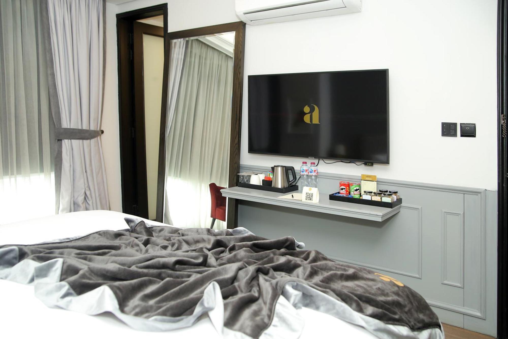 Ambiance Boutique Art Hotel Lahore Quarto foto A television in a hotel room