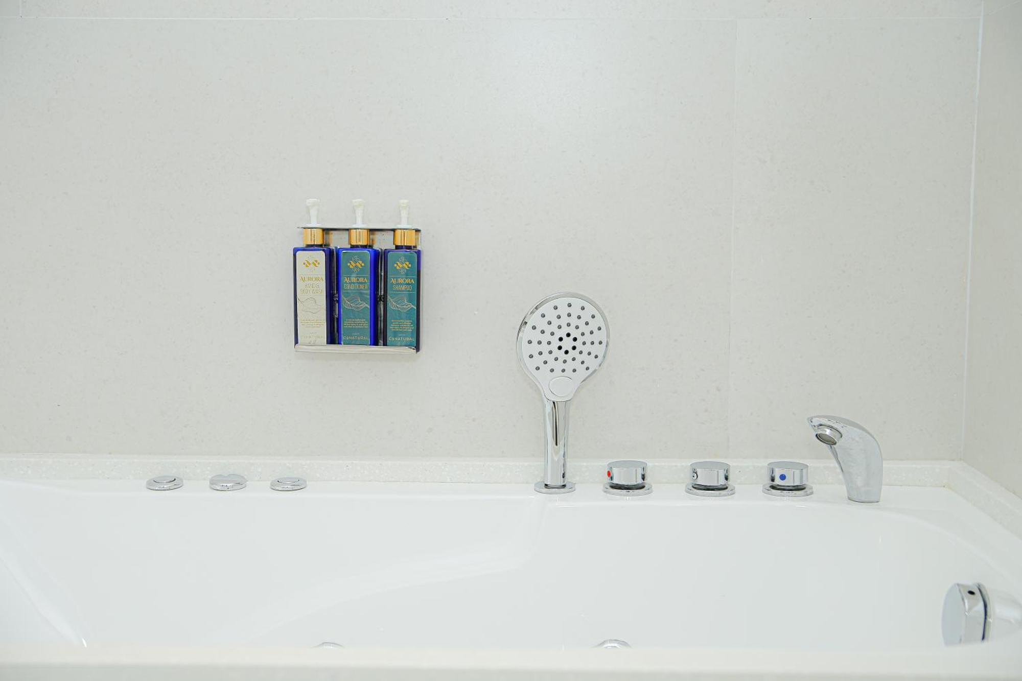 Ambiance Boutique Art Hotel Lahore Quarto foto A shower bath