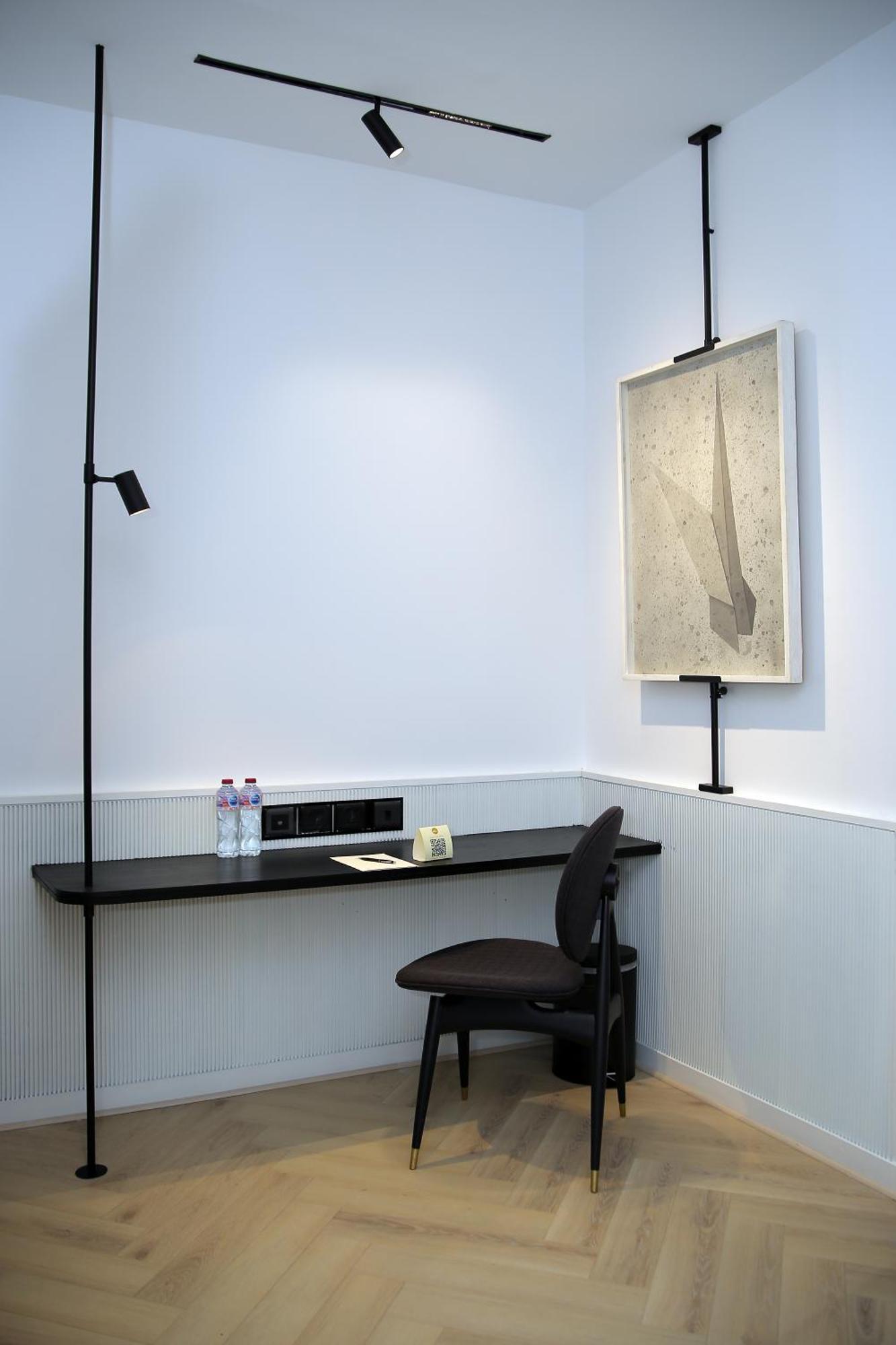 Ambiance Boutique Art Hotel Lahore Quarto foto Floor and table lamps